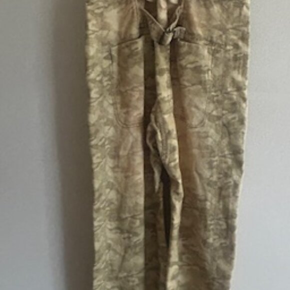 We The Free Way It Goes Camo Bib Adjustable Strap Back Cinch Harem Overalls NEW - Picture 15 of 16